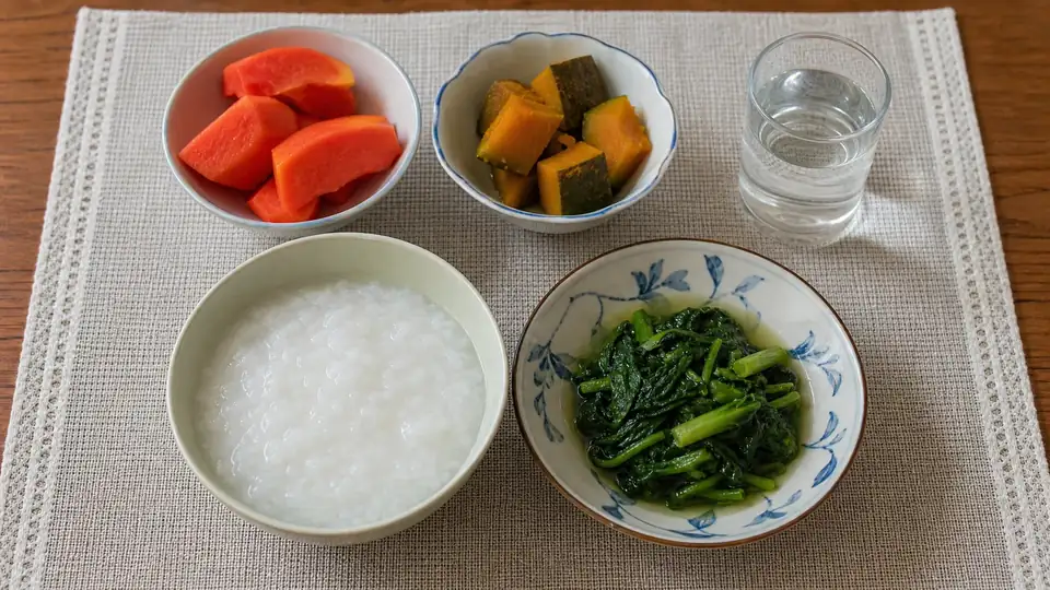 อาหารไทยเนื้อนุ่มที่มีข้าวต้ม ฟักทอง ผัก มะละกอ และน้ำ